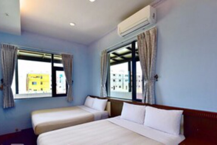 Room 17 of 28