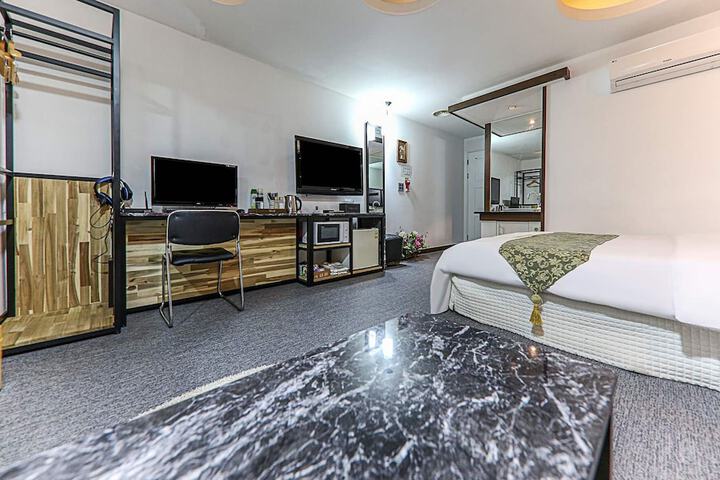 Room 48 of 82