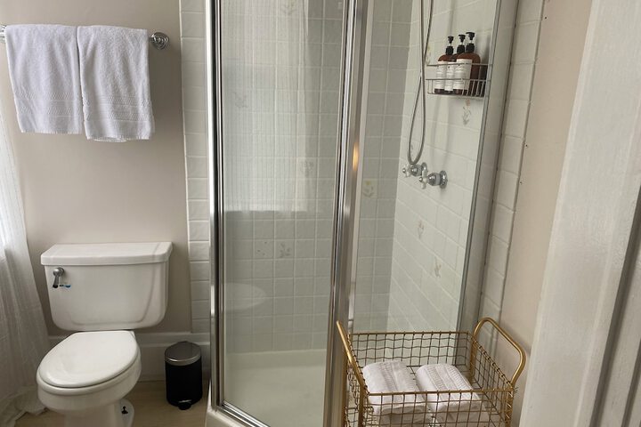 Romantic Room 1 King Bed Garden View Pet Friendly (36 of 60)