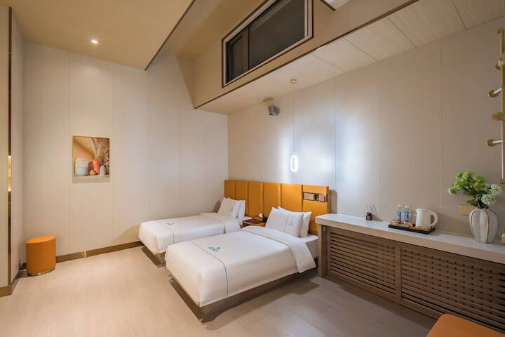 Room 11 of 30