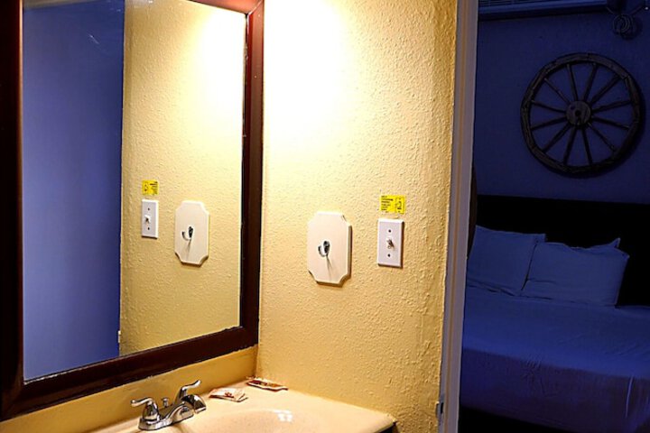 Room 24 of 81