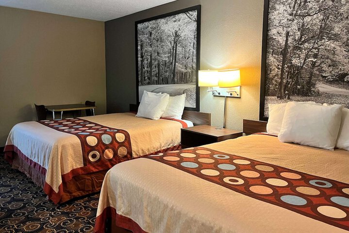 2 Queen Beds (5 of 6)