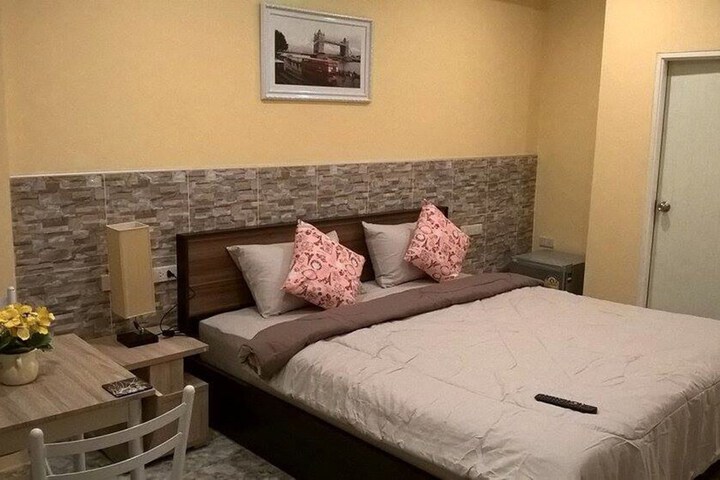 Room 11 of 32