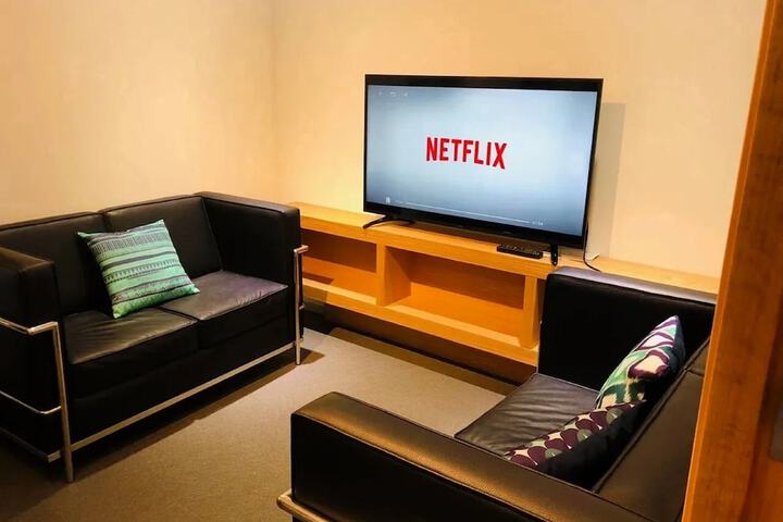 Room 4 of 9
