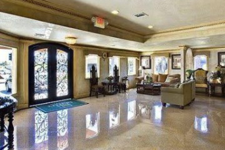 Suite 10 of 12