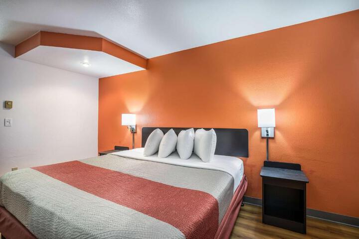 1 Queen Bed (6 of 10)