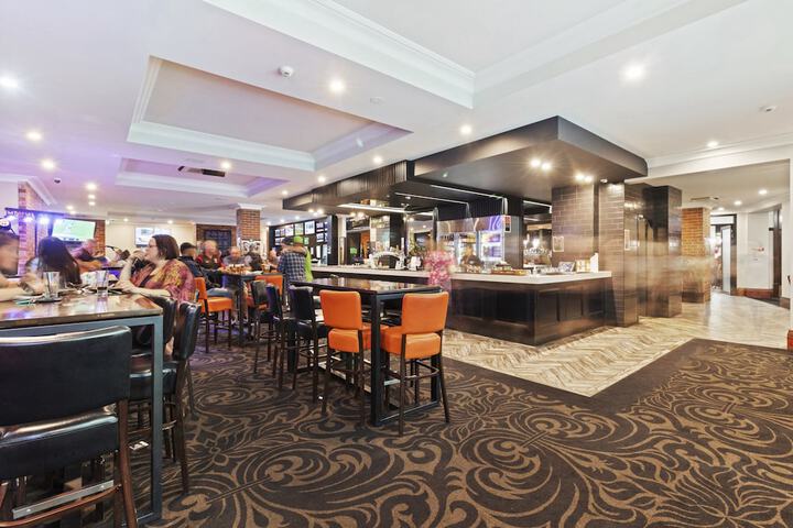 Lounge 54 of 61