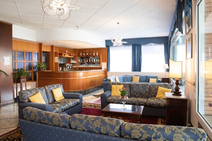 Lounge 63 of 69