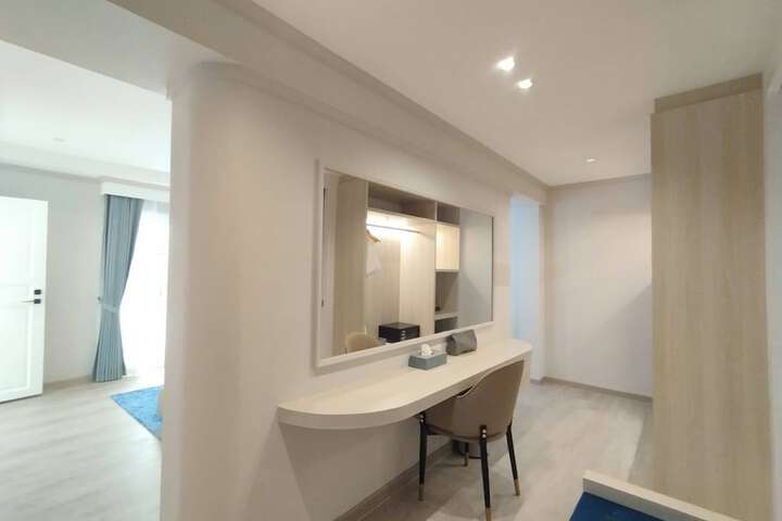 Room 102 of 171