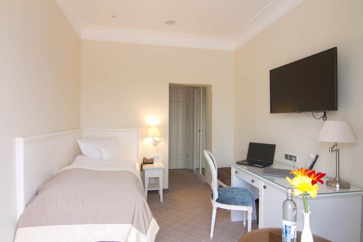 Room 9 of 42
