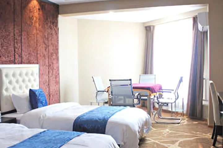 Room 12 of 18