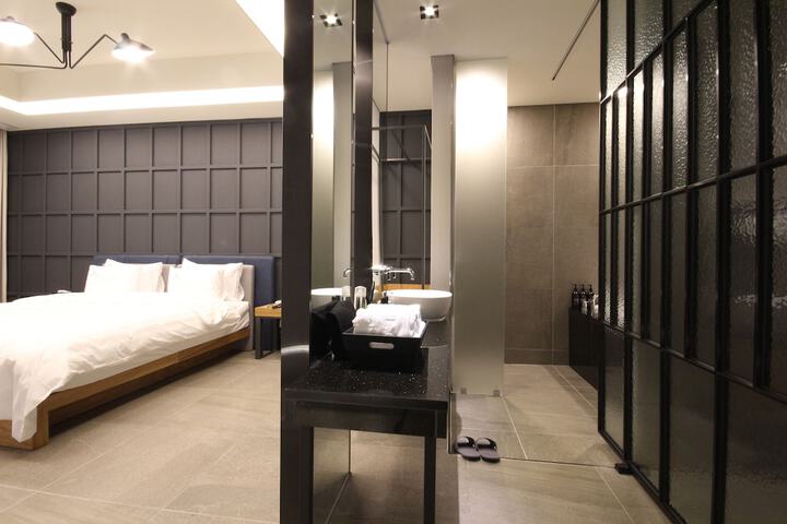 Room 30 of 59