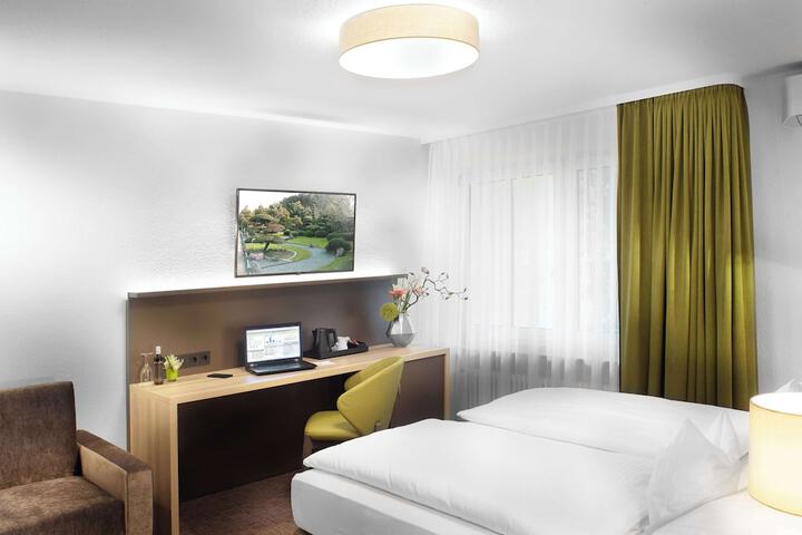 Room 9 of 38