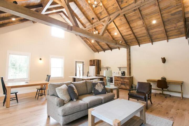 Farmhouse Suites by Amish Country Lodging