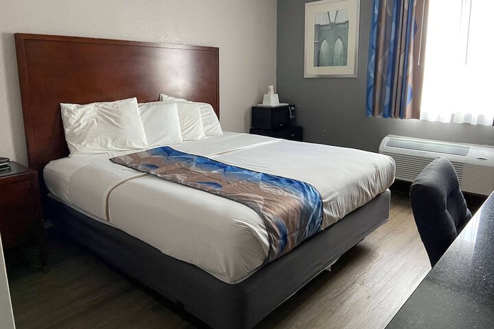 1 King Bed (5 of 5)