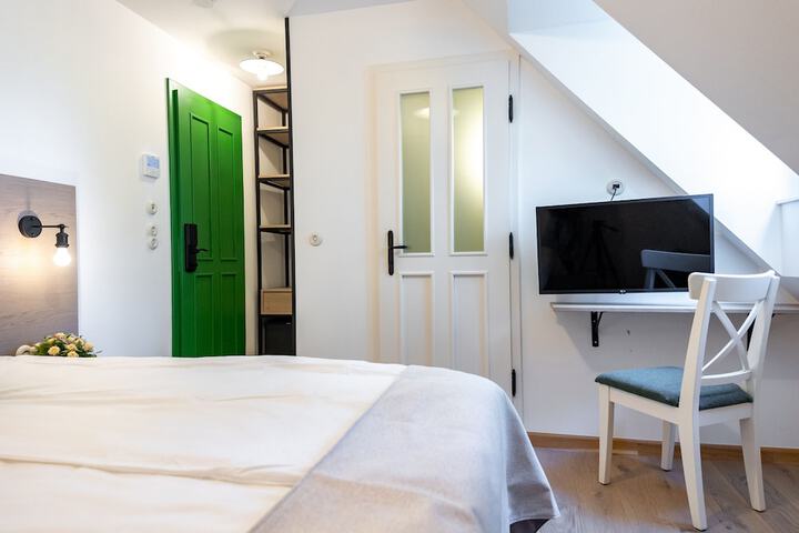Room 6 of 25