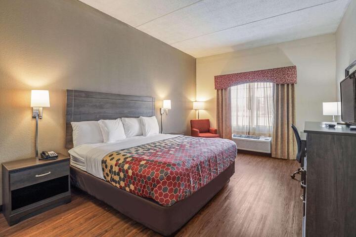 1 King Bed (1 of 11)