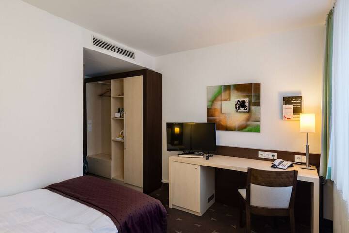 Room 7 of 97