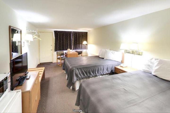 1 Queen Bed (2 of 2)