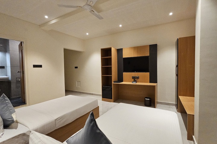 Room 8 of 33