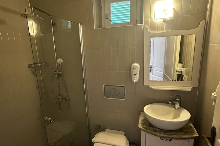 Room 28 of 42