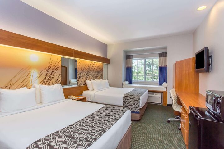 1 Queen Bed (7 of 12)