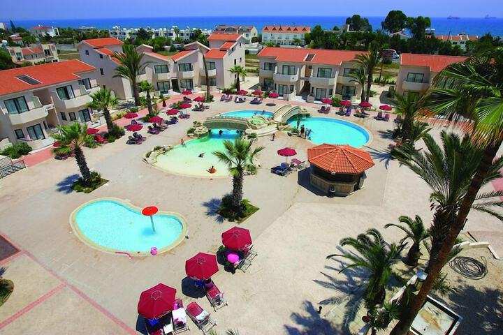 Hotel Pool