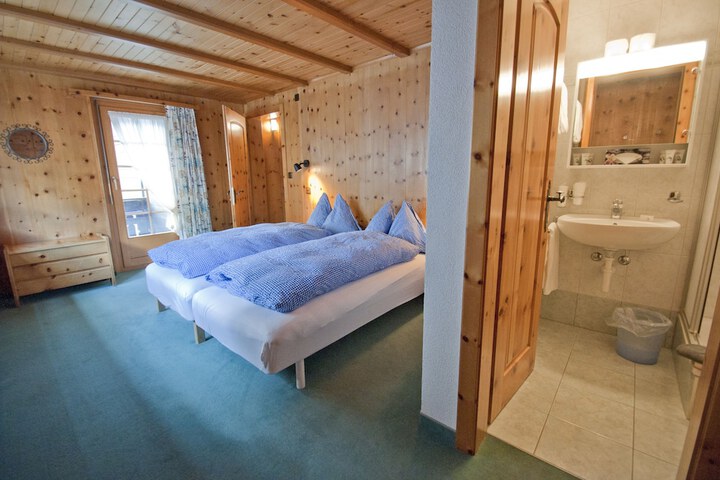 Room 25 of 166