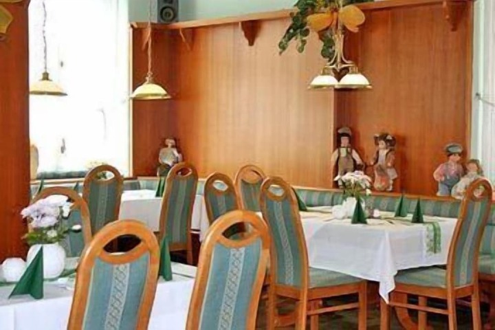 Dining 18 of 39