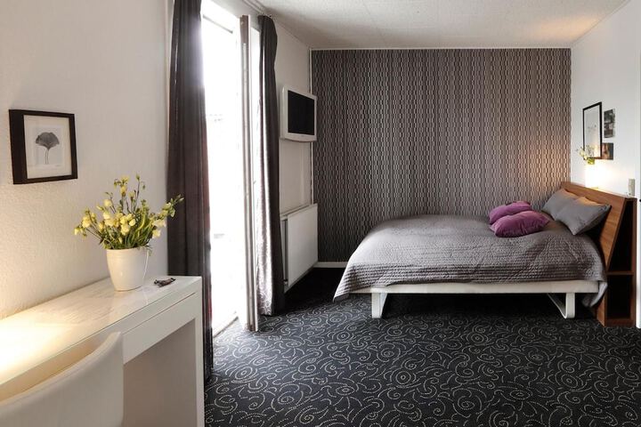 Room 9 of 30