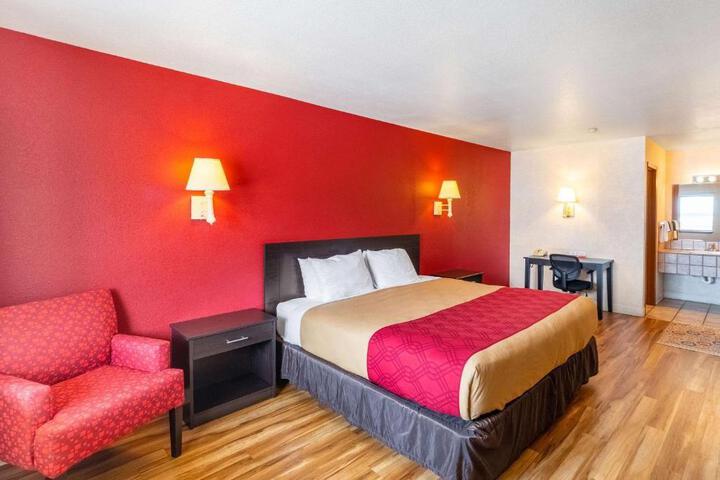 1 King Bed (3 of 11)