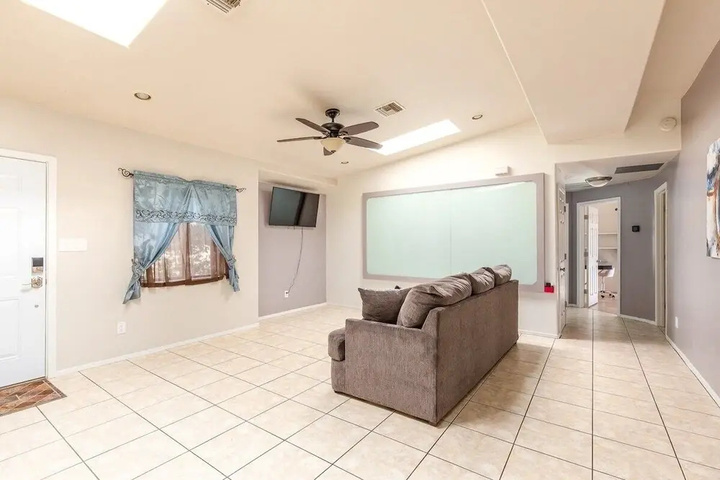 Photo of Spacious Modern, Exquisite 4-bed Home in Tucson