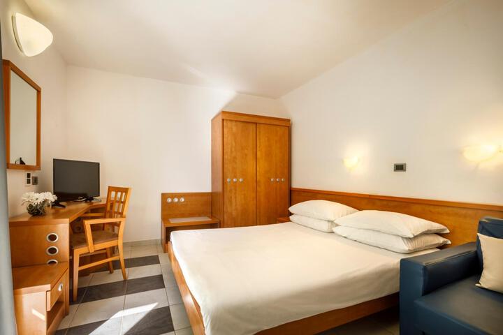 Room 16 of 101