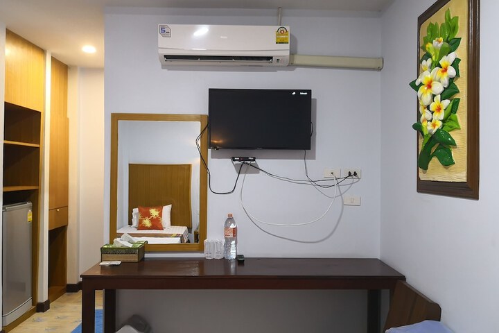 Room 4 of 12