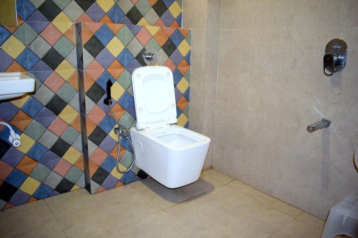 Room 9 of 16