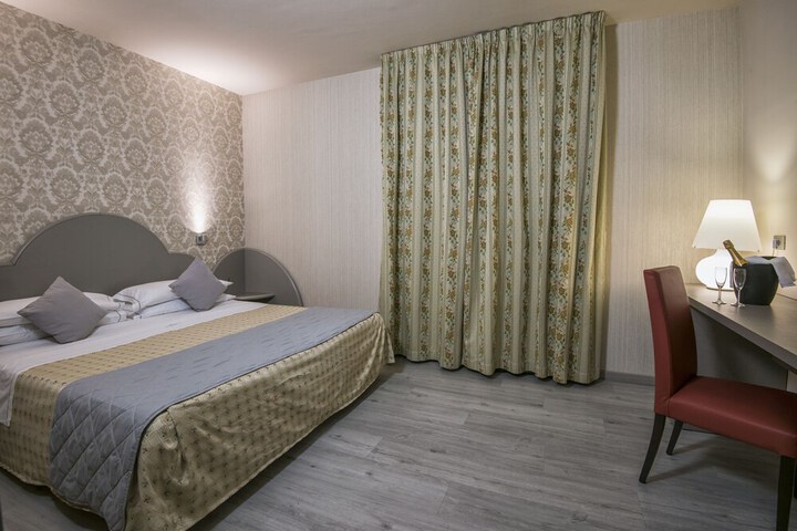 Room 13 of 32