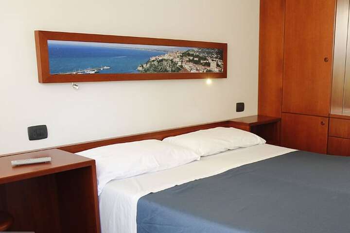 Room 12 of 37