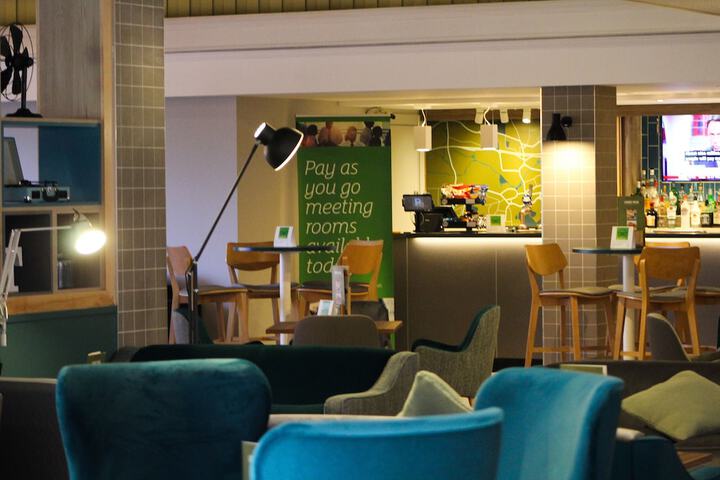 Lounge 77 of 100