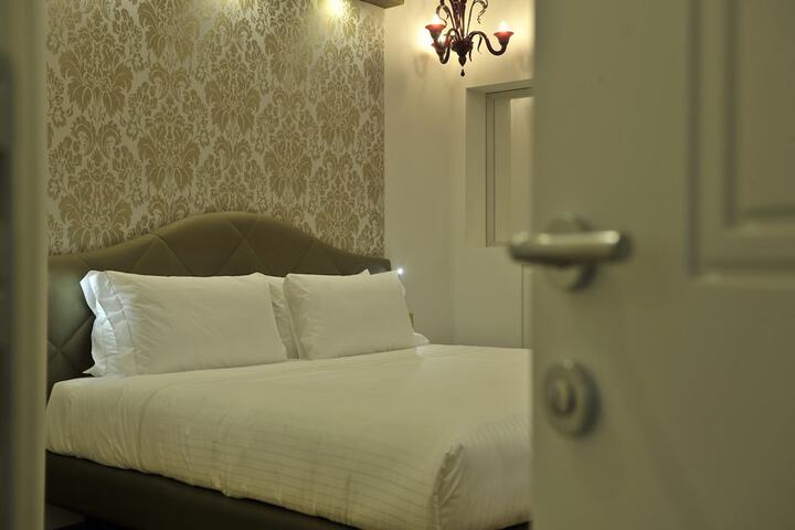 Room 8 of 34