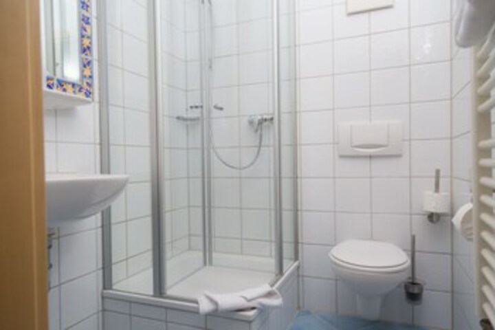 Room 4 of 40