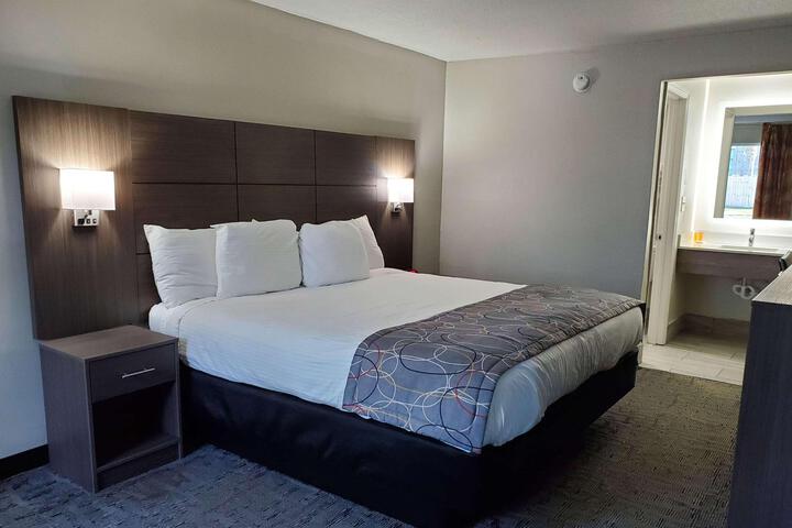 1 King Bed (6 of 11)