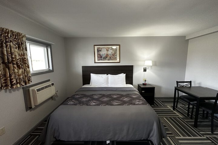 1 King Bed (4 of 6)