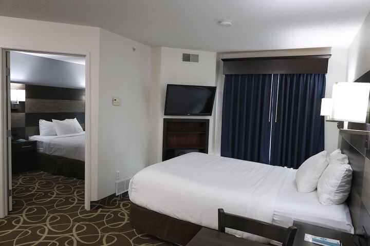 1 Queen Bed Efficiency Suite (31 of 54)