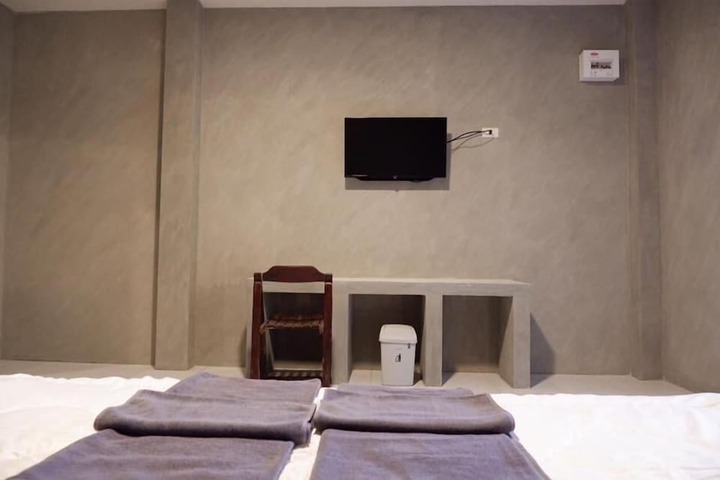 Room 6 of 18