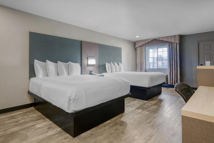 Room 8 of 34