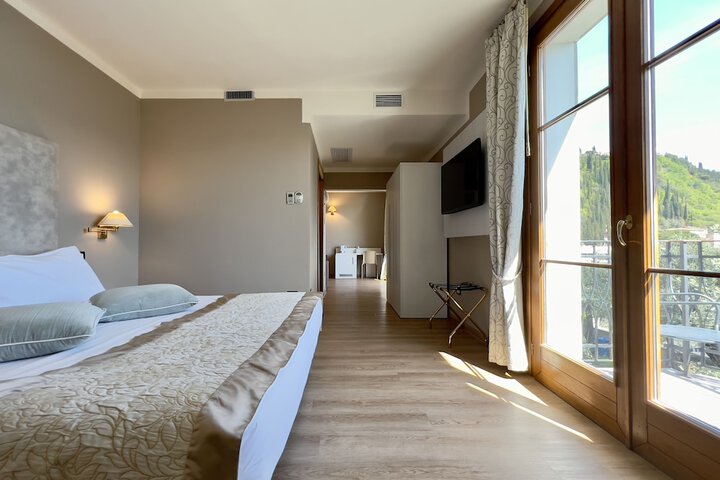 Room 16 of 86