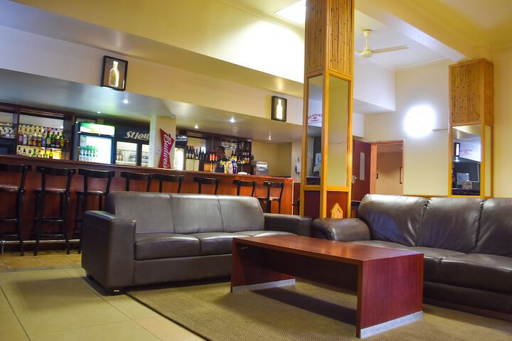 Lounge 26 of 44