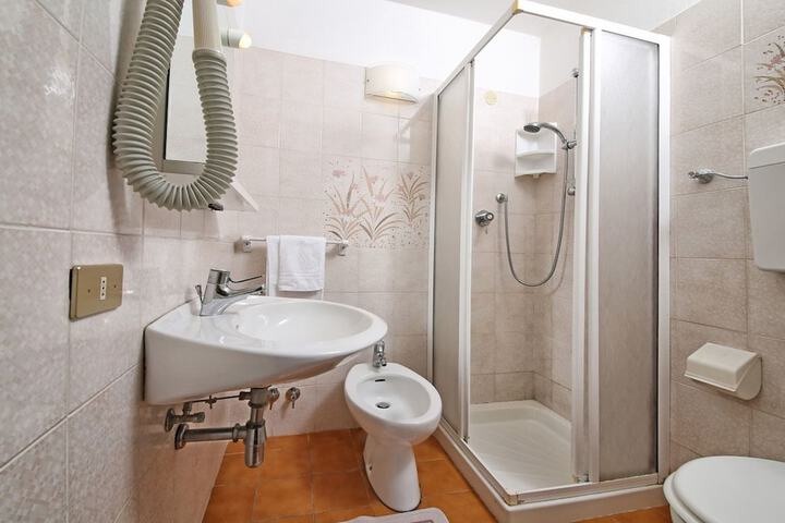 Room 12 of 29