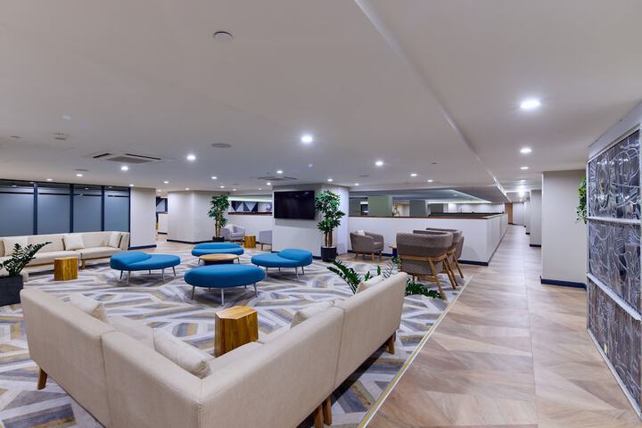 Lounge 63 of 69