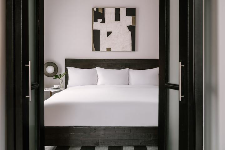 Guest Room King Bed (24 of 28)